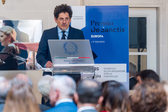 Foto 5: Roberta METSOLA, EP President receives the De Sanctis Europa Award