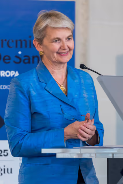 Foto 4: Roberta METSOLA, EP President receives the De Sanctis Europa Award