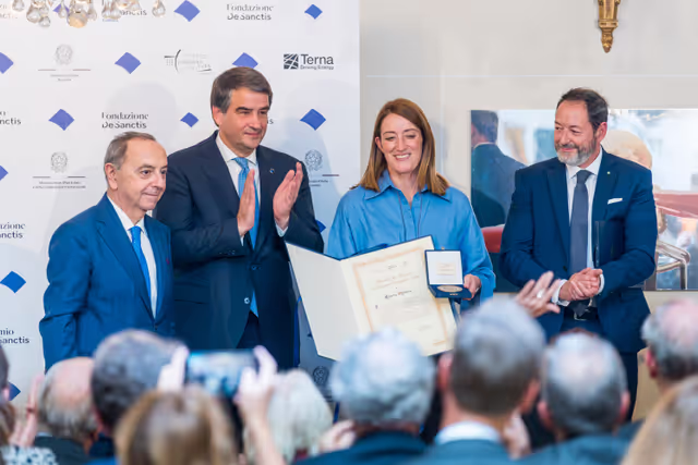 Foto 3: Roberta METSOLA, EP President receives the De Sanctis Europa Award