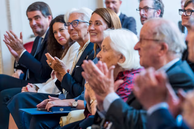 Foto 1: Roberta METSOLA, EP President receives the De Sanctis Europa Award