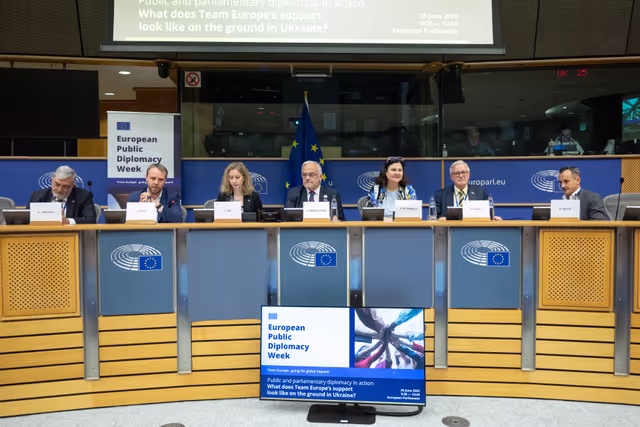 Photo 32: Public and parliamentary diplomacy in action : ' What does Team Europe’s support look like on the ground in Ukraine ? '