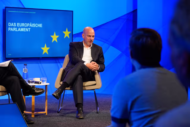 Photo 7: Press seminar for German journalists