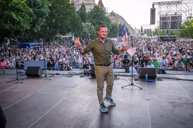 Photo 5 : Budapest Pride March with the participation of Nicolae ȘTEFĂNUȚĂ, EP Vice President and EP Members