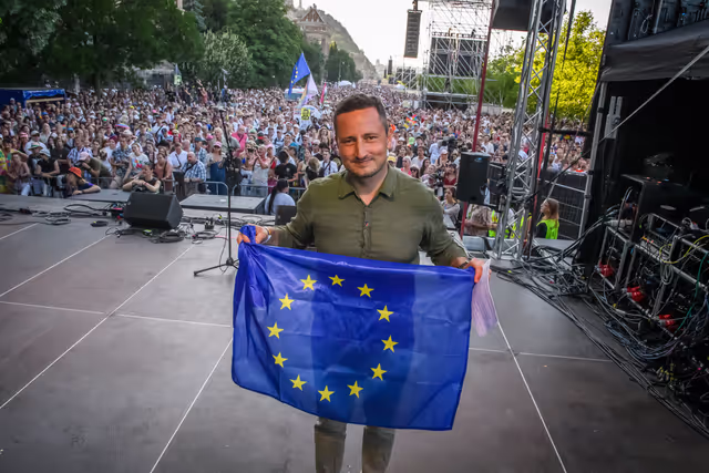 Photo 4 : Budapest Pride March with the participation of Nicolae ȘTEFĂNUȚĂ, EP Vice President and EP Members
