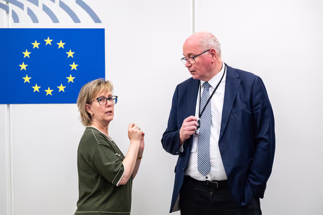 Fotografi 4: ECON - Trilogue on Retail Investment Strategy