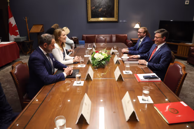 Fotografija 13: Official visit by Roberta METSOLA, EP President, to Ottawa (Canada) - G7 Speakers meeting - Meeting with Mike JOHNSON, Speaker of the House of Representatives of the United States of America