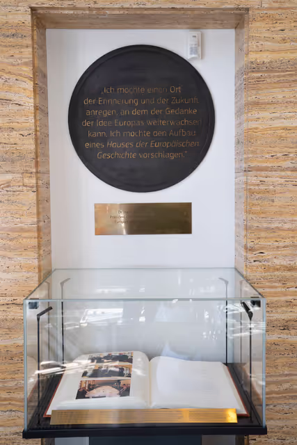 Fotografija 3: The commemorative plaque at the House of European History