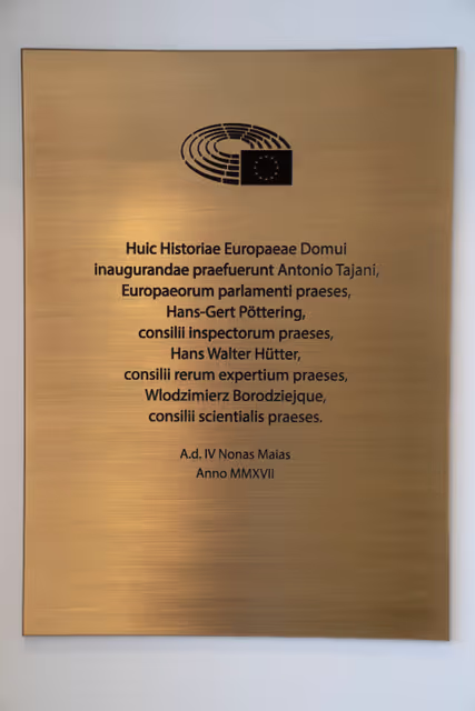 Fotografija 1: The commemorative plaque at the House of European History