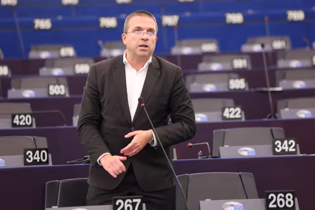 Foto 27: EP Plenary session - Wave of violence and continuous use of force against protesters in Serbia