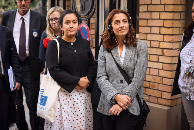 HOUS - Mission to Paris.