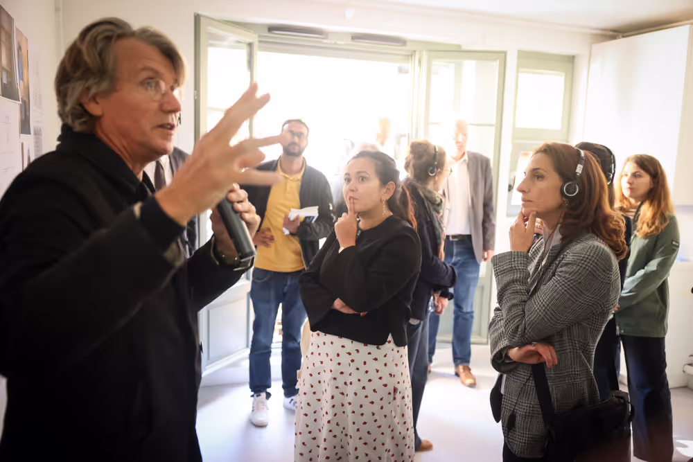 HOUS - Mission to Paris.