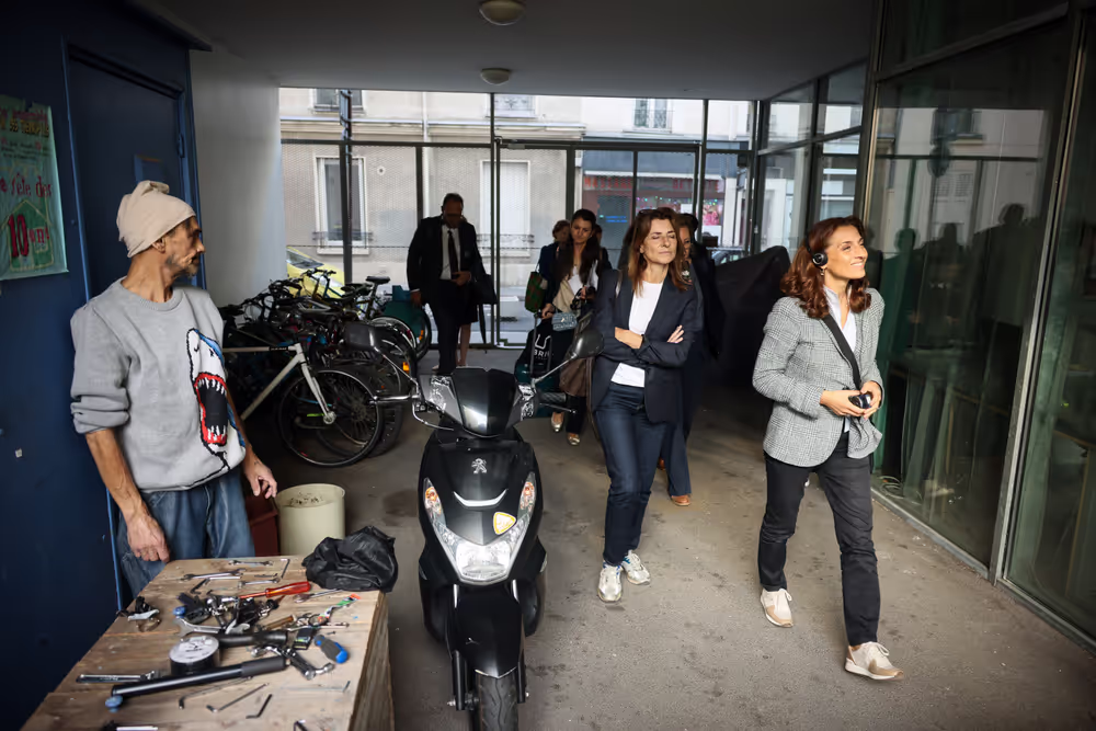 HOUS - Mission to Paris.