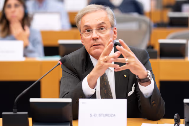 Photo 11 : REGI - Presentation by the Commission of the legislative proposals for NRPP and ERDF