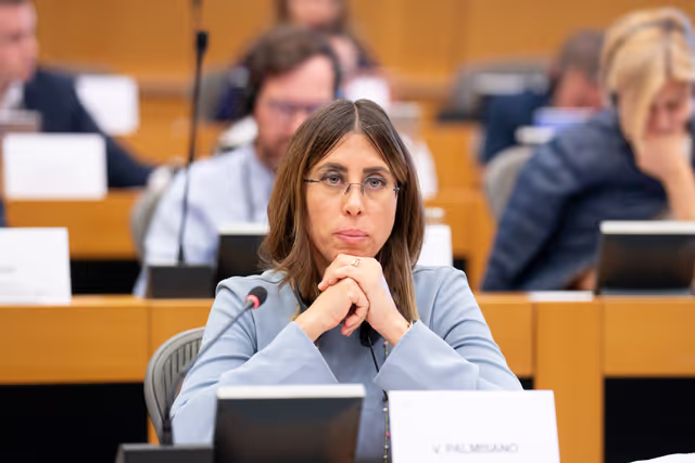 Photo 9 : REGI - Presentation by the Commission of the legislative proposals for NRPP and ERDF