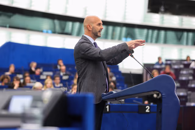 Photo 13: EP Plenary session - Motions of censure