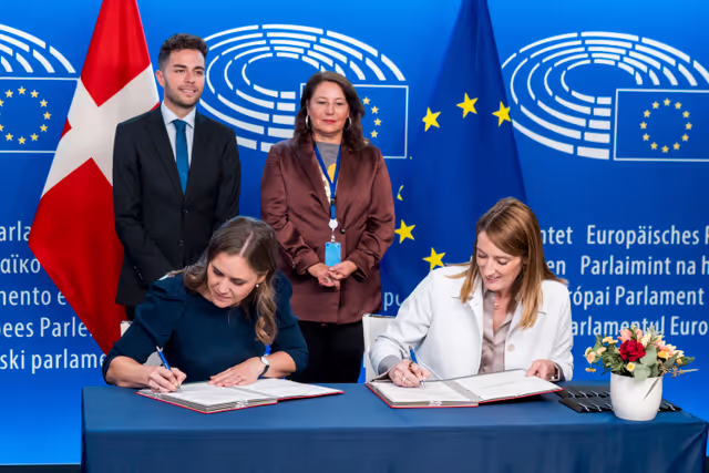 Φωτογραφία 8: Lex signing ceremony in presence of Roberta METSOLA, EP President, and Marie BJERRE, Minister for European Affairs on behalf of the Danish Presidency
