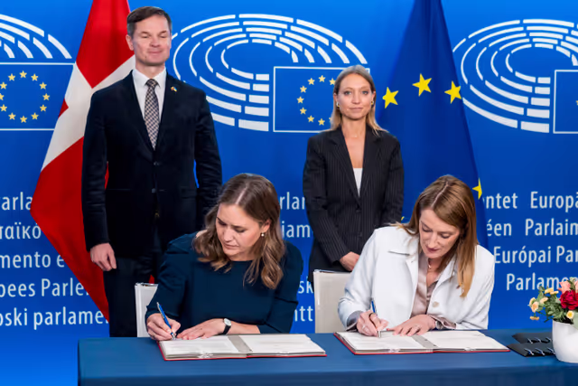 Φωτογραφία 6: Lex signing ceremony in presence of Roberta METSOLA, EP President, and Marie BJERRE, Minister for European Affairs on behalf of the Danish Presidency