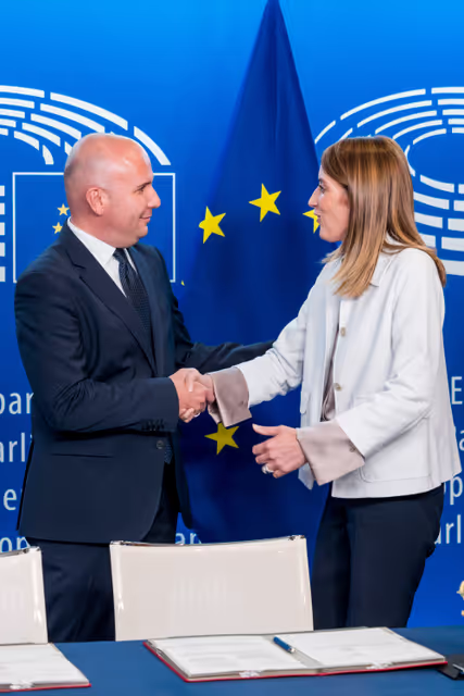Φωτογραφία 4: Lex signing ceremony in presence of Roberta METSOLA, EP President, and Marie BJERRE, Minister for European Affairs on behalf of the Danish Presidency