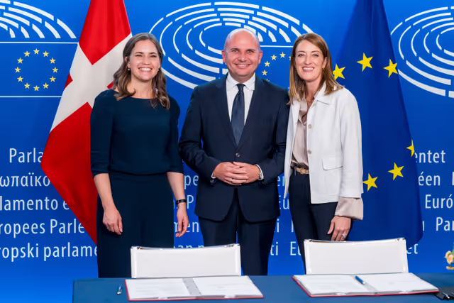 Φωτογραφία 3: Lex signing ceremony in presence of Roberta METSOLA, EP President, and Marie BJERRE, Minister for European Affairs on behalf of the Danish Presidency