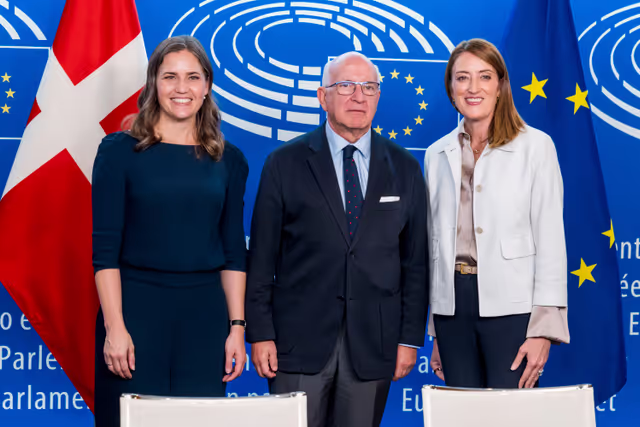 Φωτογραφία 2: Lex signing ceremony in presence of Roberta METSOLA, EP President, and Marie BJERRE, Minister for European Affairs on behalf of the Danish Presidency