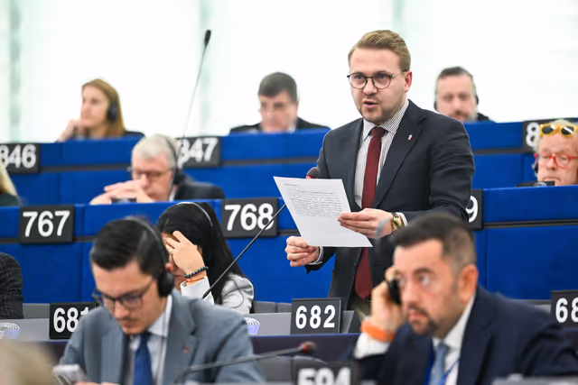 Photo 8: EP Plenary session - Voting session