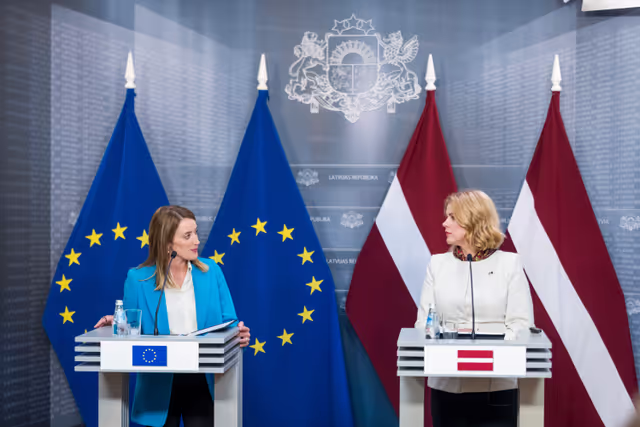 Fotografija 1: Official visit by Roberta METSOLA, EP President to Riga (Latvia) - Meeting with Evika SILIŅA, Latvian Prime Minister