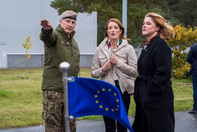 Снимка 15: Official visit by Roberta METSOLA, EP President to Riga (Latvia) - Visit to the NATO multinational base at Camp Ādaži with Evika SILIŅA, Latvian Prime Minister