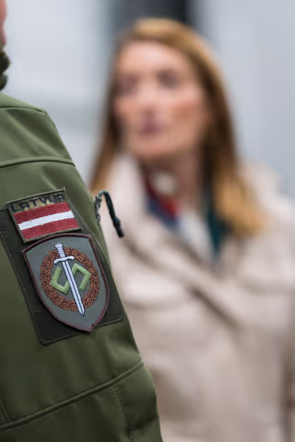 Снимка 13: Official visit by Roberta METSOLA, EP President to Riga (Latvia) - Visit to the NATO multinational base at Camp Ādaži with Evika SILIŅA, Latvian Prime Minister