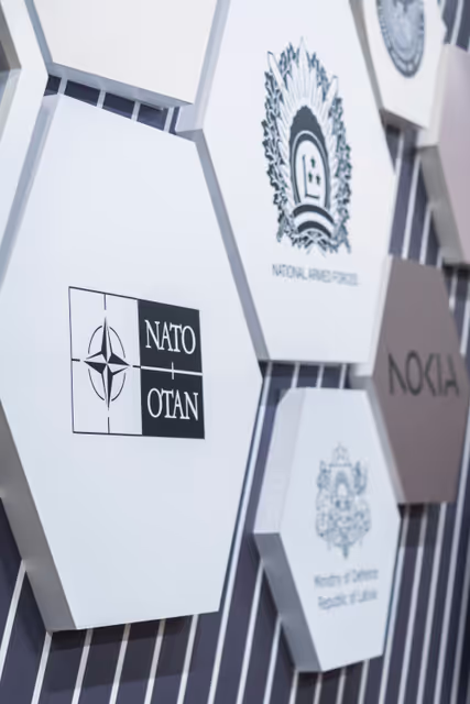 Снимка 12: Official visit by Roberta METSOLA, EP President to Riga (Latvia) - Visit to the NATO multinational base at Camp Ādaži with Evika SILIŅA, Latvian Prime Minister