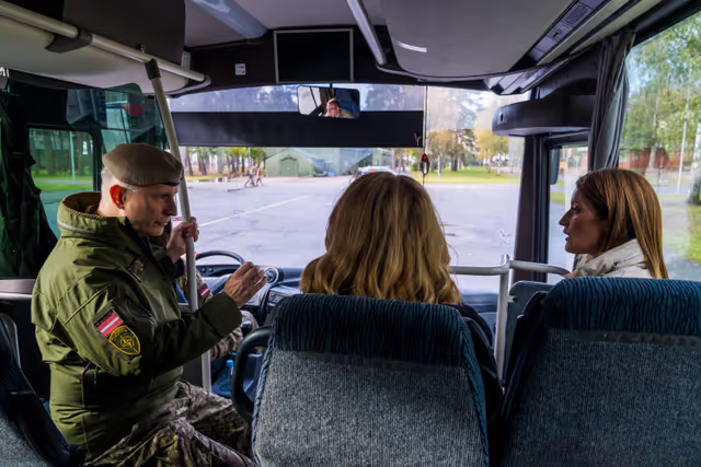 Снимка 9: Official visit by Roberta METSOLA, EP President to Riga (Latvia) - Visit to the NATO multinational base at Camp Ādaži with Evika SILIŅA, Latvian Prime Minister