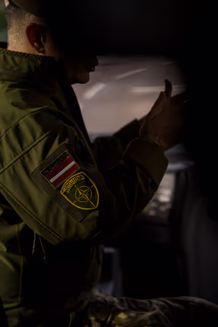 Снимка 8: Official visit by Roberta METSOLA, EP President to Riga (Latvia) - Visit to the NATO multinational base at Camp Ādaži with Evika SILIŅA, Latvian Prime Minister