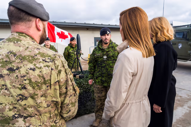 Снимка 6: Official visit by Roberta METSOLA, EP President to Riga (Latvia) - Visit to the NATO multinational base at Camp Ādaži with Evika SILIŅA, Latvian Prime Minister