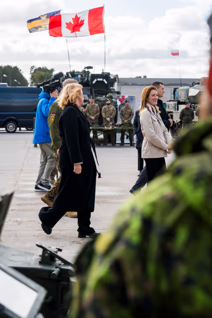 Снимка 5: Official visit by Roberta METSOLA, EP President to Riga (Latvia) - Visit to the NATO multinational base at Camp Ādaži with Evika SILIŅA, Latvian Prime Minister