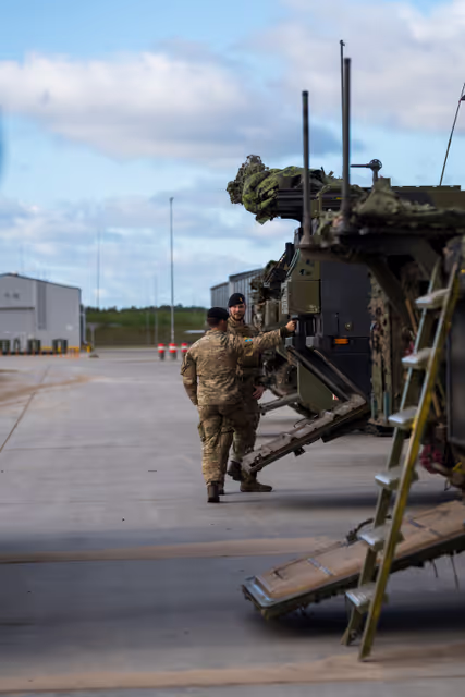 Снимка 1: Official visit by Roberta METSOLA, EP President to Riga (Latvia) - Visit to the NATO multinational base at Camp Ādaži with Evika SILIŅA, Latvian Prime Minister