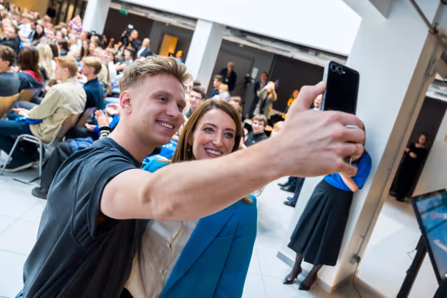 Zdjęcie 18: Official visit by Roberta METSOLA, EP President to Riga (Latvia) - Townhall Discussion with Students