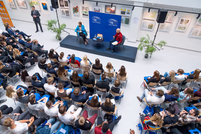 Zdjęcie 12: Official visit by Roberta METSOLA, EP President to Riga (Latvia) - Townhall Discussion with Students