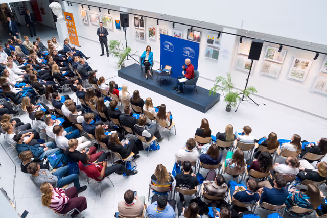 Zdjęcie 9: Official visit by Roberta METSOLA, EP President to Riga (Latvia) - Townhall Discussion with Students
