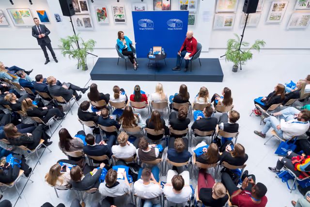 Zdjęcie 8: Official visit by Roberta METSOLA, EP President to Riga (Latvia) - Townhall Discussion with Students