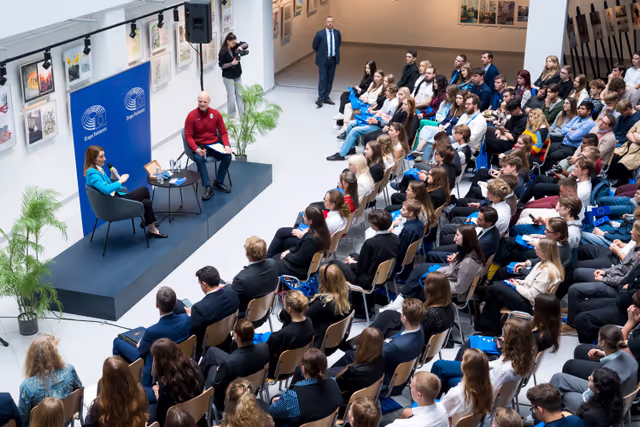 Zdjęcie 7: Official visit by Roberta METSOLA, EP President to Riga (Latvia) - Townhall Discussion with Students