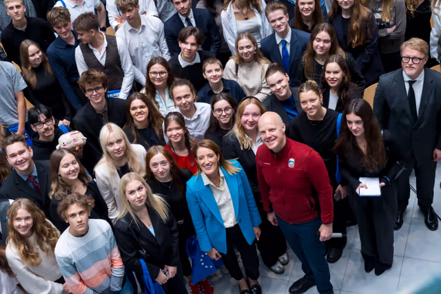 Zdjęcie 3: Official visit by Roberta METSOLA, EP President to Riga (Latvia) - Townhall Discussion with Students