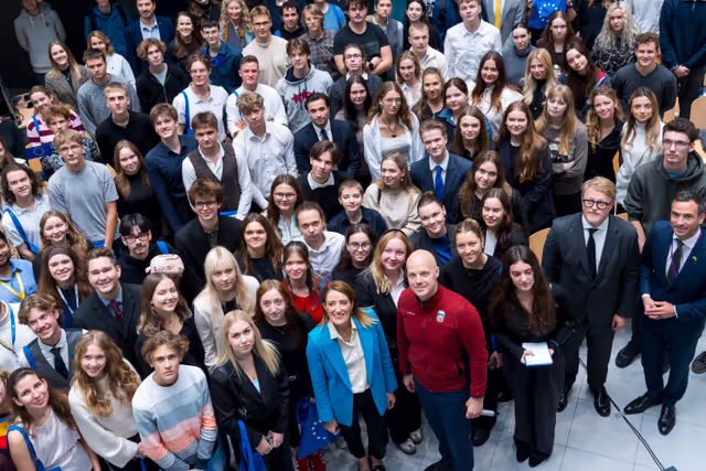 Zdjęcie 2: Official visit by Roberta METSOLA, EP President to Riga (Latvia) - Townhall Discussion with Students