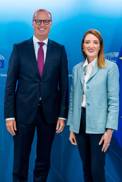 Fotografija 3: Roberta METSOLA, EP President meets with Jörg STRATMANN, CEO Rolls Royce Power Systems