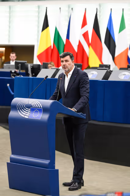 Снимка 8: EP Plenary session - Ending all energy imports from Russia to the EU and closing loopholes through third countries