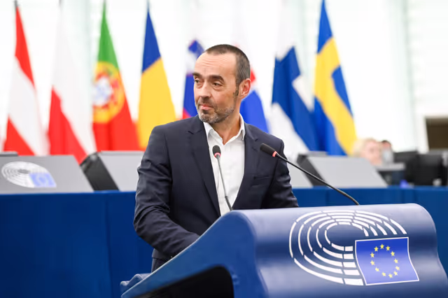 Снимка 6: EP Plenary session - Ending all energy imports from Russia to the EU and closing loopholes through third countries