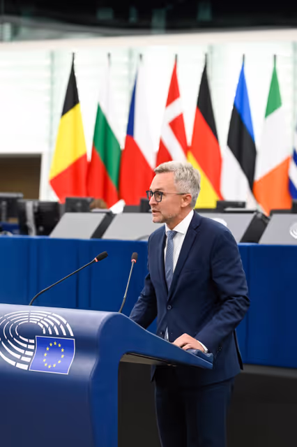 Снимка 39: EP Plenary session - Ending all energy imports from Russia to the EU and closing loopholes through third countries