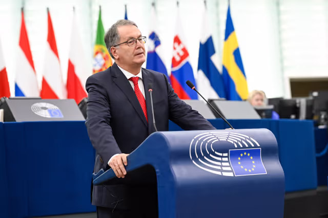 Снимка 34: EP Plenary session - Ending all energy imports from Russia to the EU and closing loopholes through third countries