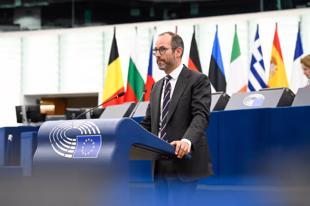 Снимка 13: EP Plenary session - Ending all energy imports from Russia to the EU and closing loopholes through third countries