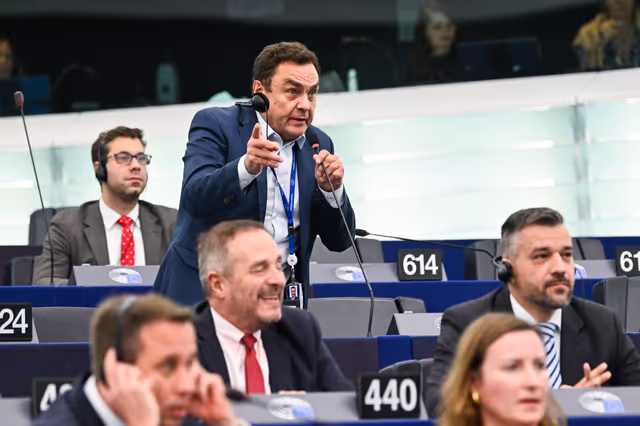 Fotografia 8: EP Plenary session - The need for a united support to Ukraine and for a just and durable peace concluded on Ukraine's terms, with Europeans and without surrendering to Vladimir Putin's conditions ahead of the foreseen Budapest summit