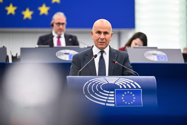 Fotografia 6: EP Plenary session - The need for a united support to Ukraine and for a just and durable peace concluded on Ukraine's terms, with Europeans and without surrendering to Vladimir Putin's conditions ahead of the foreseen Budapest summit