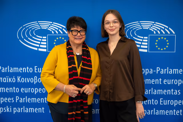 Photo 4: Sabine VERHEYEN meets with the  European Charlemagne Youth Prize